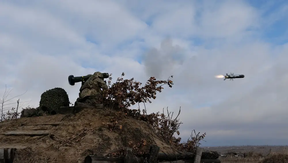 Los miembros de las Fuerzas Armadas de Ucrania disparan un misil antitanque Javelin durante los simulacros en un campo de entrenamiento en un lugar desconocido en Ucrania
