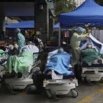 Pacientes en un hospital de Hong Kong, donde el 90% de las camas están ocupadas