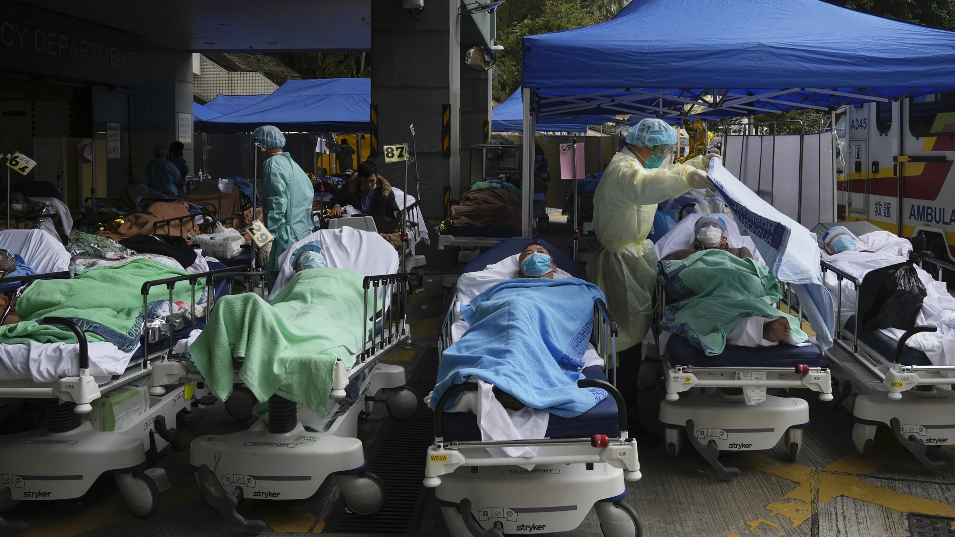 Pacientes en un hospital de Hong Kong, donde el 90% de las camas están ocupadas