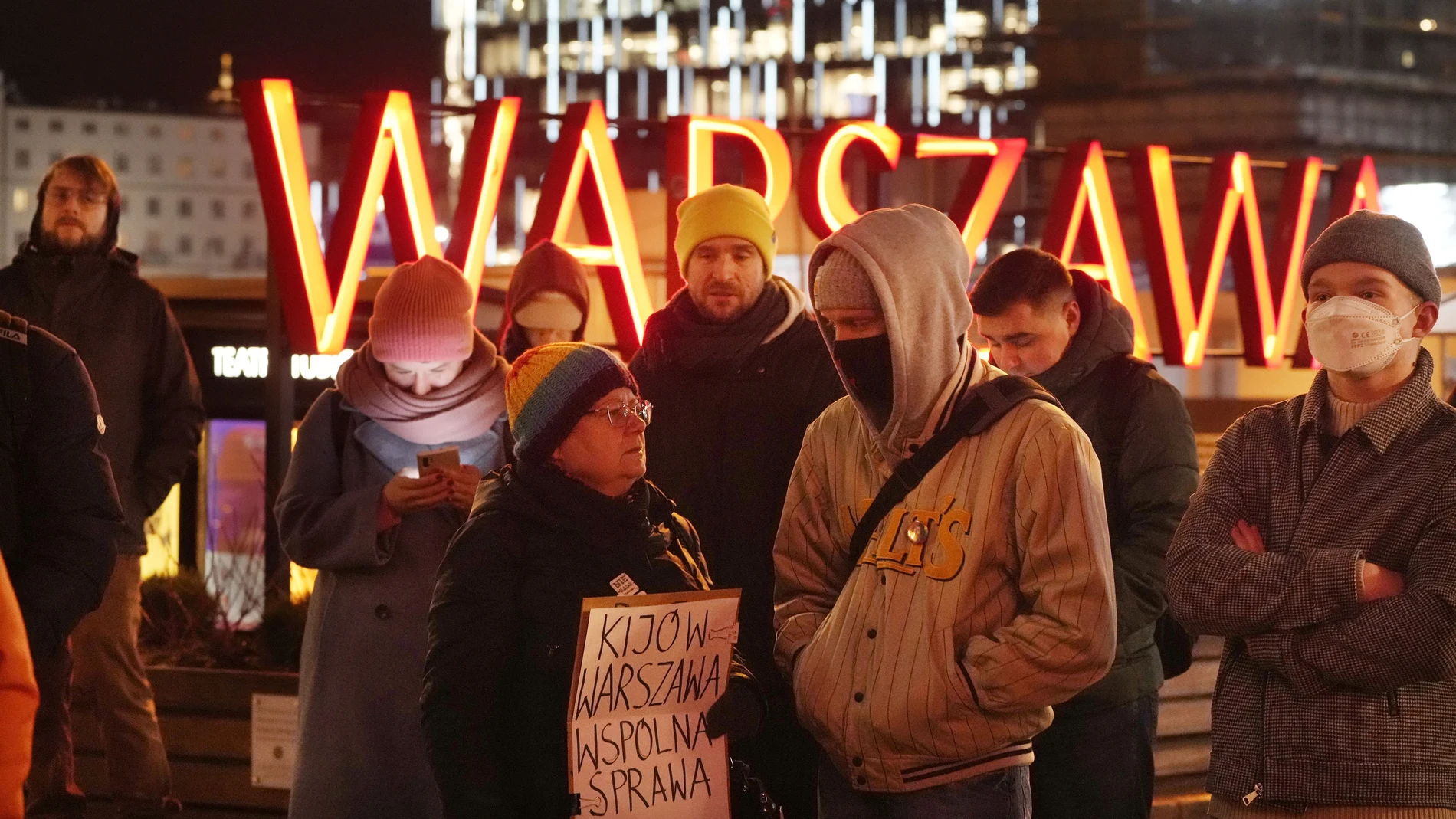 Polacos se manifiestan en Varsovia en solidaridad con sus vecinos ucranianos