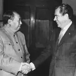 Nixon encontrándose con Mao el 29 de febrero de 1972, durante el transcurso de la histórica visita del primero a la República Popular China