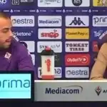 Arthur Cabral y Antonella Petrillo, la jefa de prensa de la Fiorentina.