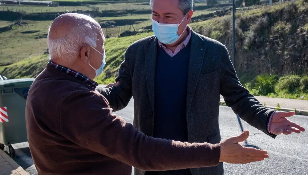 El secretario general del PSOE-A, Juan Espadas (d), saluda a un vecino de Zalamea la Real (Huelva). EFE/Julián Pérez