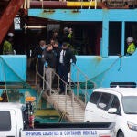 Personal forense transporta uno de los dos cuerpos de los pescadores naufragados en Terranova