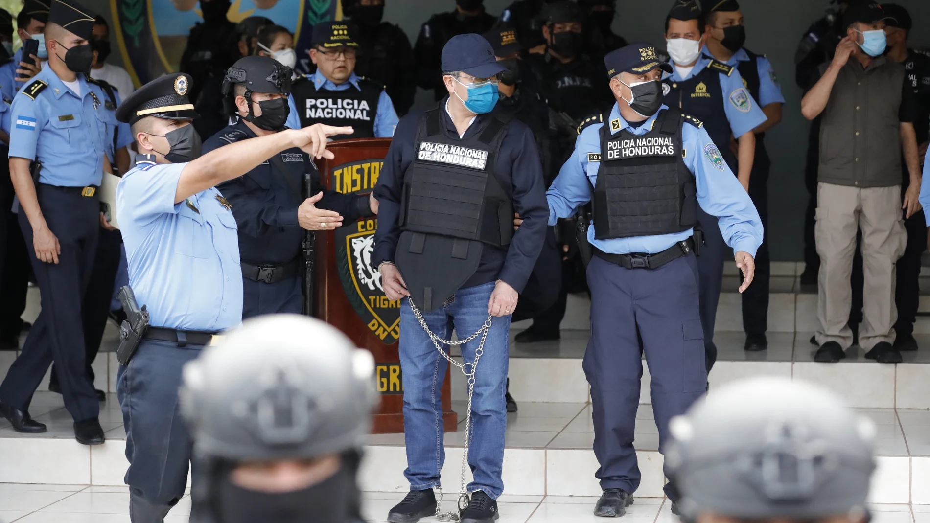 Autoridades presentan al expresidente hondureño Juan Orlando Hernández (c) en la dirección de las Fuerzas Especiales tras su captura en Tegucigalpa