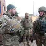 Soldados ucranianos durante un encuentro con los medios de comunicación en la ciudad de Svitlodarsk al este de Ucrania