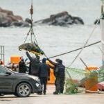 El cuerpo de uno de los tripulantes fallecidos del Villa de Pitanxo es desembarcado en el puerto de San Juan de Terranova (Canadá)