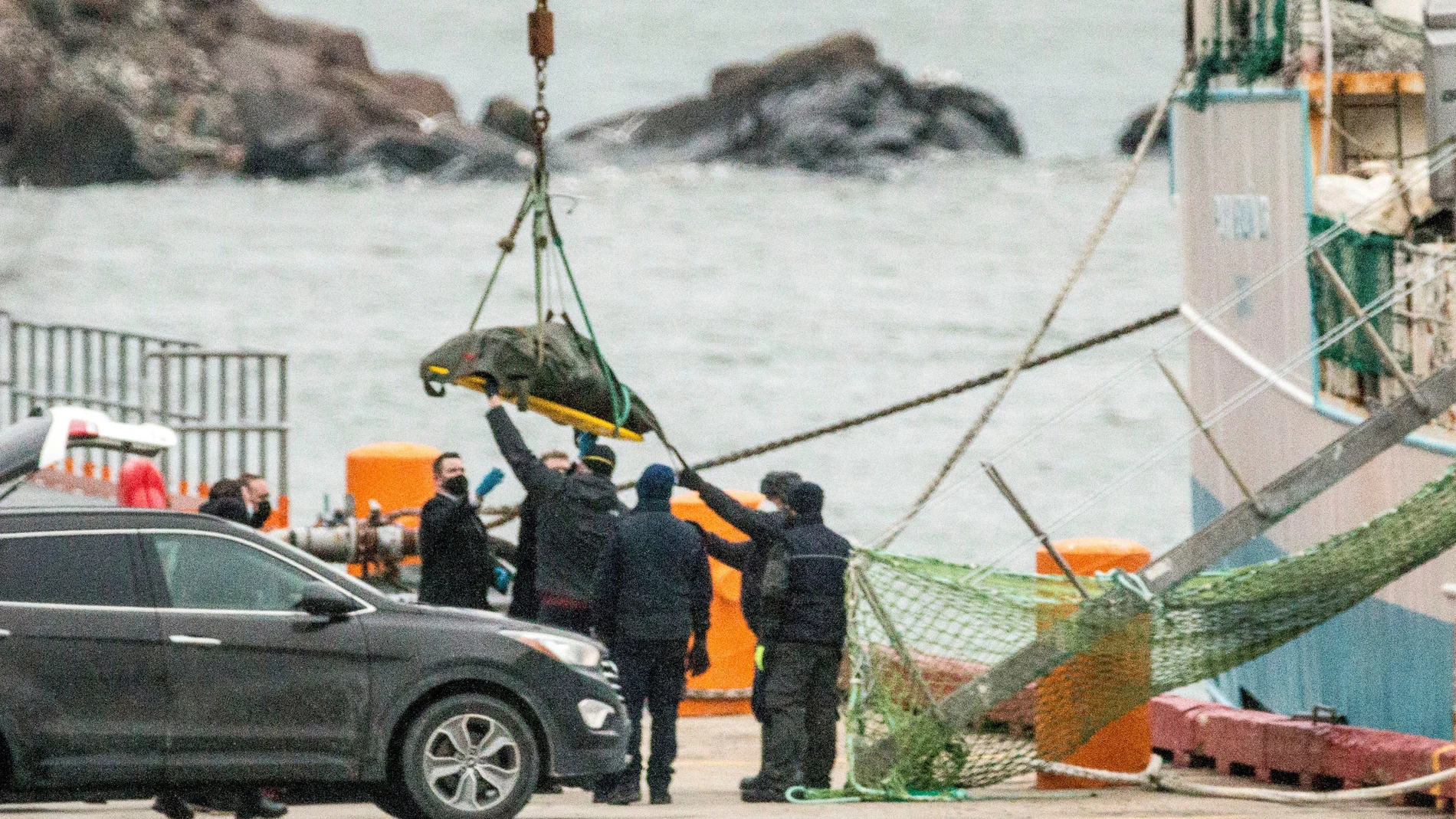 El cuerpo de uno de los tripulantes fallecidos del Villa de Pitanxo es desembarcado en el puerto de San Juan de Terranova (Canadá)
