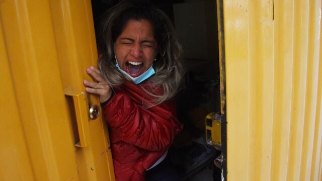 Carolina Ribera, hija de la ex presidenta interina de Bolivia, Jeanine Áñez, sale del Centro Penitenciario Femenino de Miraflores, hoy, en La Paz (Bolivia)