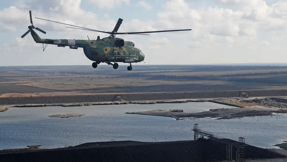 Un helicóptero Mi-8 de las Fuerzas Armadas de Ucrania sobrevuela el territorio de la región de Donetsk, Ucrania, el 19 de febrero de 2022. REUTERS/Valentyn Ogirenko