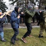 Civiles participan el 19 de febrero en ejercicios de entrenamiento civil organizados en Járkov.
