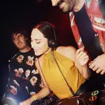 Tamara Falcó posa como DJ en la discoteca de su novio.