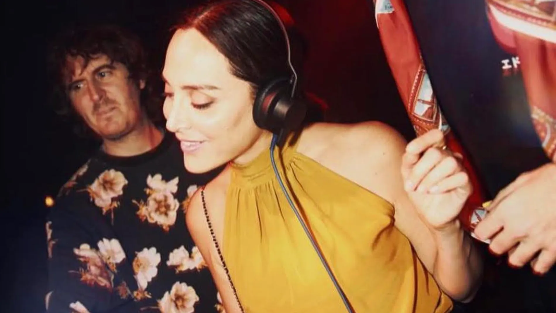 Tamara Falcó posa como DJ en la discoteca de su novio.