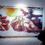 Una persona fotografía la reproducción del fresco 'La Creación de los astros y las plantas', en la exposición sobre la Capilla Sixtina, en el centro comercial Moda Shopping, a 19 de febrero de 2022, en Madrid (España). La muestra de Miguel Ángel llega a Madrid, después de visitar ciudades como Berlín, Chicago, Viena o Shanghai. Durante la exposición, el visitante tiene la posibilidad de admirar la delicadeza y minuciosidad de este ejemplar de la historia del arte y con un despliegue tecnológico que reproduce con precisión los 34 frescos a tamaño real gracias a una técnica especial de impresión que se nutre de un fondo de imágenes reales en alta definición. 19 FEBRERO 2022;SIXTINA;CAPILLA SIXTINA;MIGUEL ANGEL Ricardo Rubio / Europa Press 19/02/2022