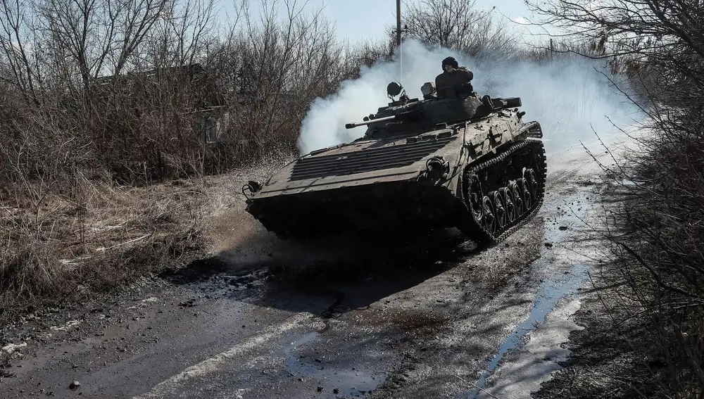 Miembros del ejército ucraniano viajan en un vehículo de combate de infantería en la línea del frente cerca del pueblo de Zaitseve, en la región de Donetsk, Ucrania.