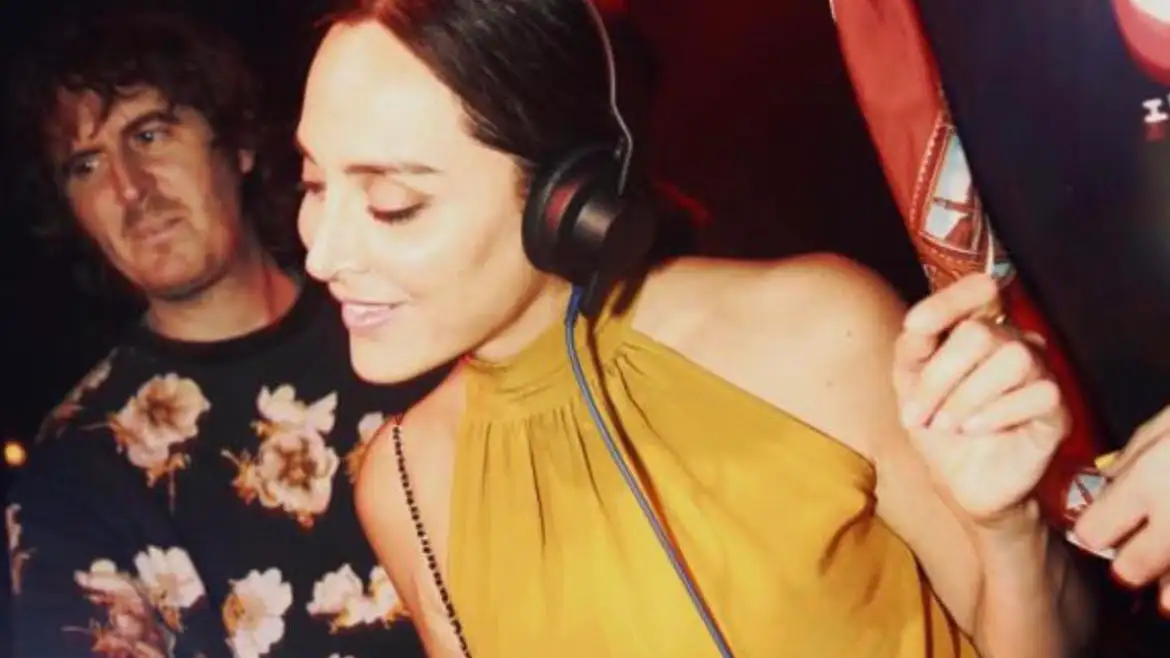 Tamara Falcó posa como DJ en la discoteca de su novio.