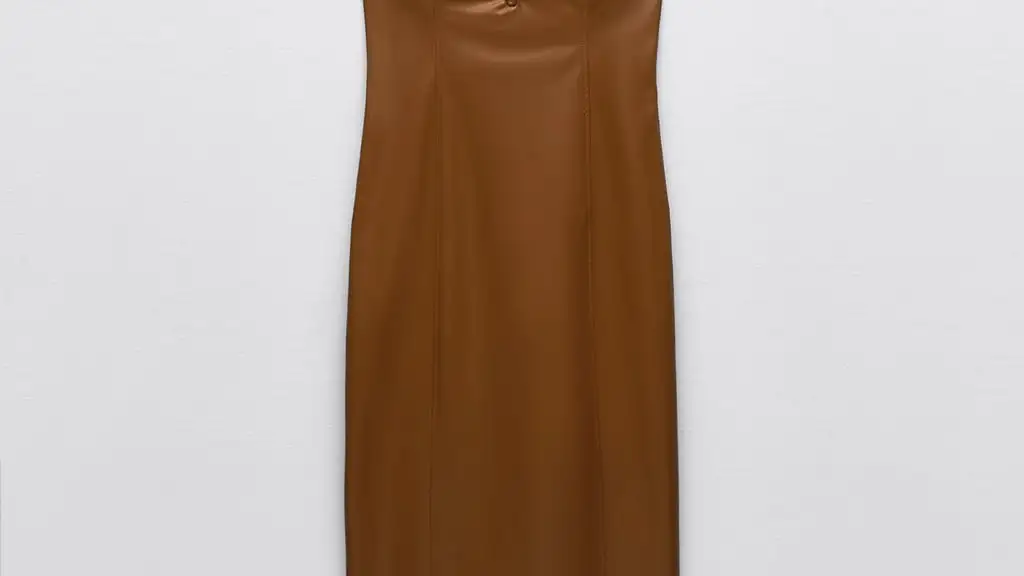 Vestido midi de escote corazón y tirantes finos de efecto piel, de Zara