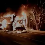 El autobús, en llamas. POLICÍA LOCAL GRANADA