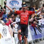 El ciclista neerlandés del Bahrain Wouter Poels cruza la meta en primera posición. EFE / Pepe Torres.