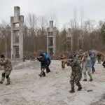 Voluntarios reciben entrenamiento militar cerca de Kiev