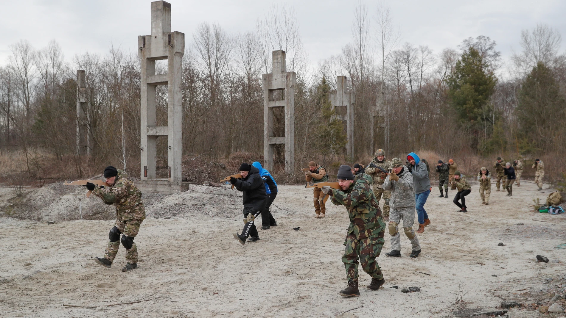 Voluntarios reciben entrenamiento militar cerca de Kiev