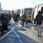 Residentes de la autoproclamada República Popular de Donetsk llegan al campamento de refugiados en Rostov, Rusia