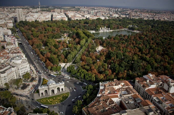 Vista aérea de la Puerta de Alcalá y del parque de El Retiro, zonas emblemáticas de la capital de España