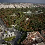 Vista aérea de la Puerta de Alcalá y del parque de El Retiro, zonas emblemáticas de la capital de España