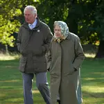 El príncipe Carlos y la Reina Isabel