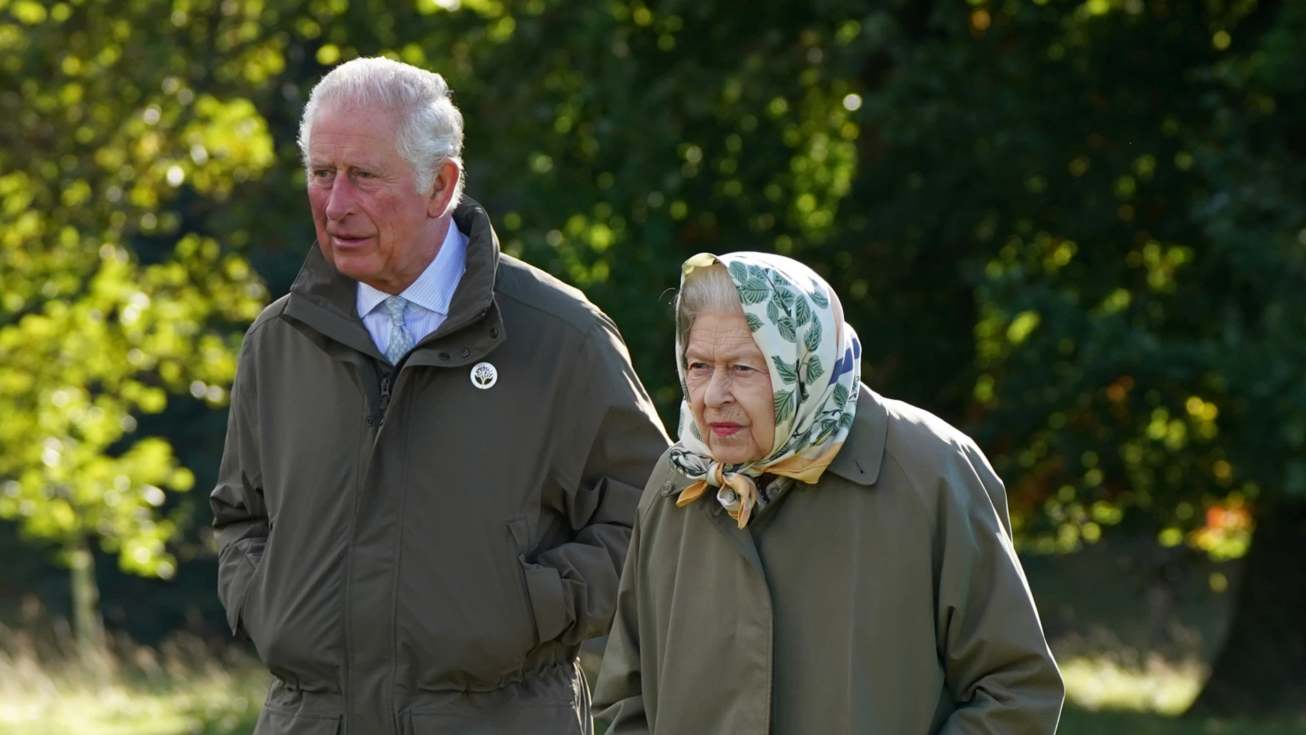 El príncipe Carlos y la Reina Isabel