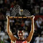 Carlos Alcaraz levanta el trofeo de campeón de Río de Janeiro