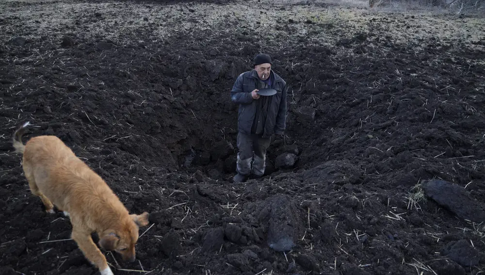 Un local de Donetsk muestra la profundidad del cráter de un proyectil de mortero.