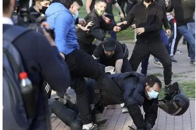 Manifestantes agredes a policías en el barrio de Vallecas de Madrid, durante un acto de Vox. Entre los identificados había personas del entorno de Podemos