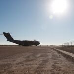 El avión A-400 del Ejército del Aire antes de despegar este domingo de la base militar de Zaragoza para la repatriación de los tres supervivientes y los cuerpos de los nueve fallecidos en el naufragio del pesquero "Villa de Pitanxo"