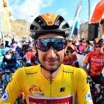 El líder de la carrera, el neerlandés Wout Poels (d), antes de la salida de la quinta y última etapa de la Vuelta Ciclista Andalucía. EFE/José Manuel Pedrosa
