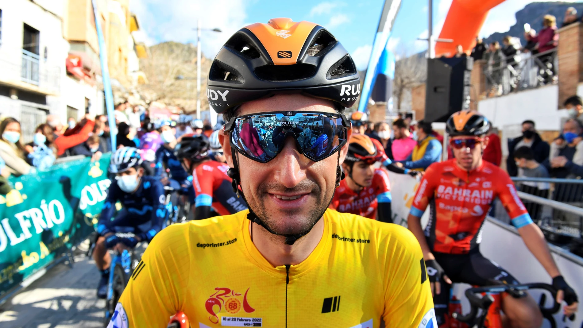 El líder de la carrera, el neerlandés Wout Poels (d), antes de la salida de la quinta y última etapa de la Vuelta Ciclista Andalucía. EFE/José Manuel Pedrosa
