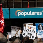 Manifestación de apoyo a Isabel Díaz Ayuso en la sede del PP en la calle Génova.