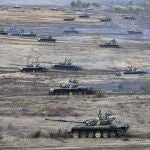 Carros de combate de los Ejércitos de Rusia y Bielorrusia participan el sábado en las maniobras militares conjuntas