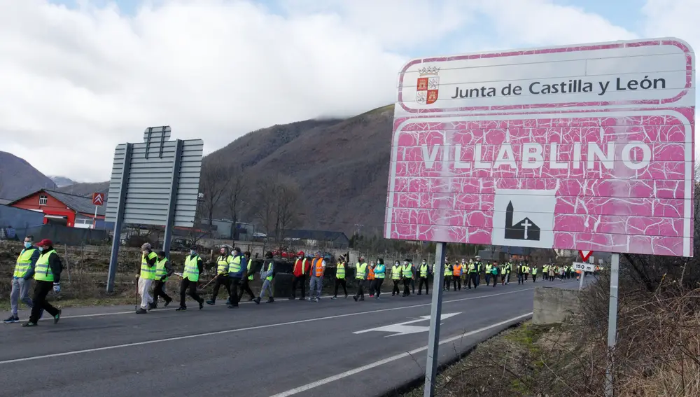 Primera etapa de la marcha en defensa de la sanidad pública Laciana-Bierzo (Villablino-Ponferrada)