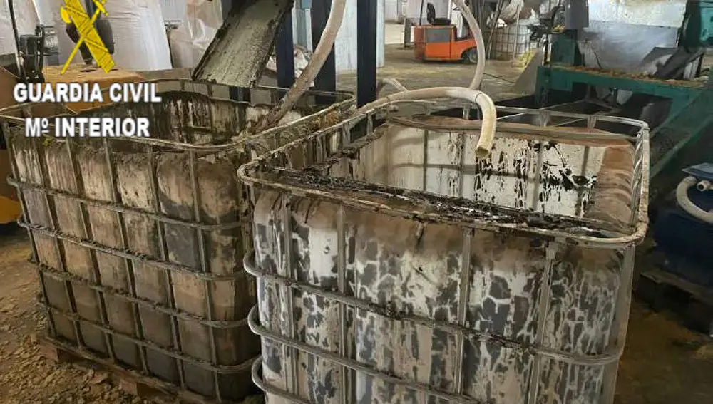 Imagen de los colectores de aceite de una fábrica clandestina que el Seprona de la Guardia Civil ha descubierto en Utrera. EFE/GUARDIA CIVIL