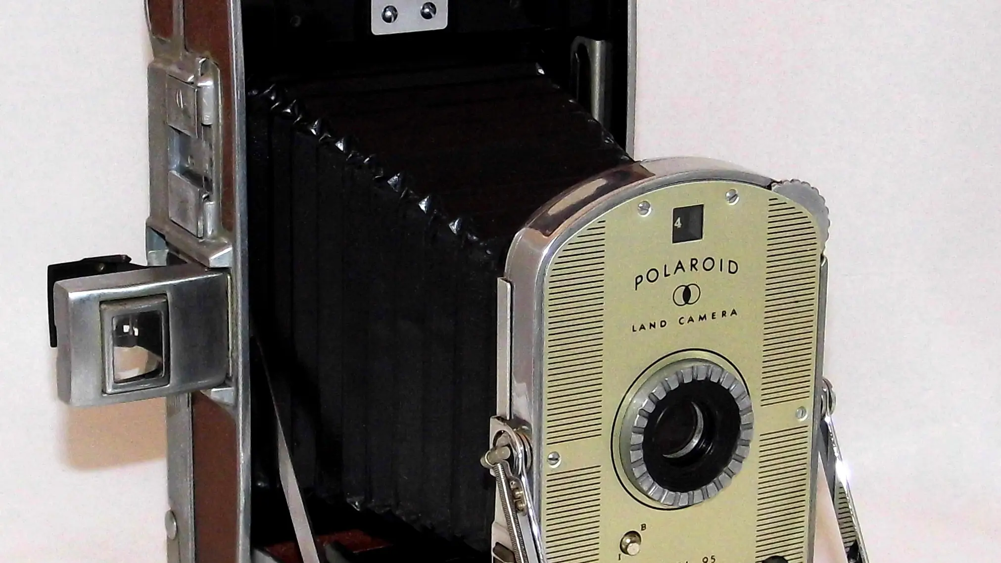 Cámara Polaroid Land Model 95, el primer modelo comercial de cámara instantánea