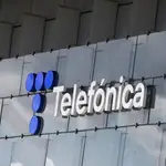 Logo en la sede de Telefónica