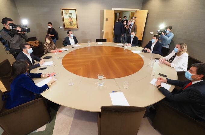 Reunión entre los equipos negociadores de PSOE (izda) y PP (dcha) de Castilla y León, encabezados por Luis Tudanca y Alfonso Fernández Mañueco. CLAUDIA ALBA/PHOTOGENIC - EUROPA 21/02/2022