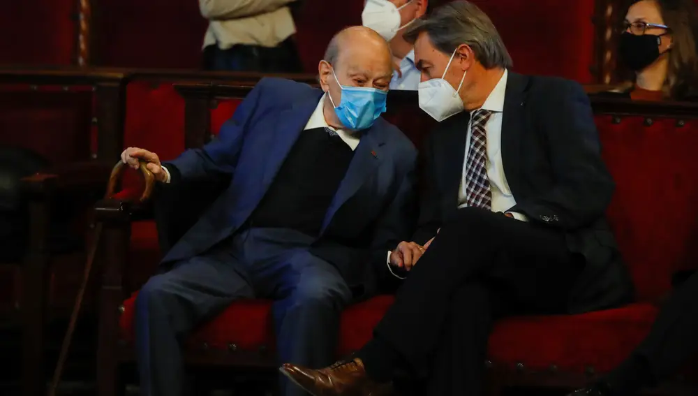 Los expresidentes de la Generalitat Jordi Pujol y Artur Mas participan en la clausura del acto