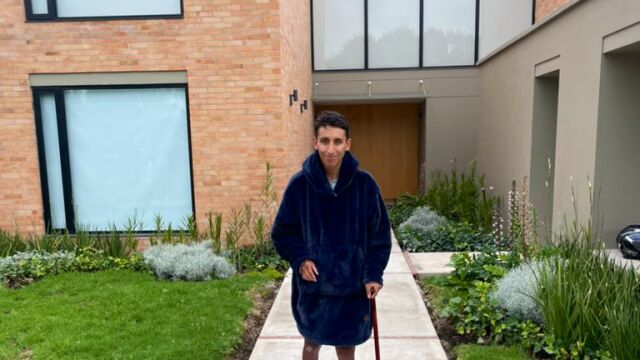 Egan Bernal camina ayudado por un bastón
