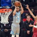 Curry lanza uno de los 16 triples que anotó en el All-Star de la NBA