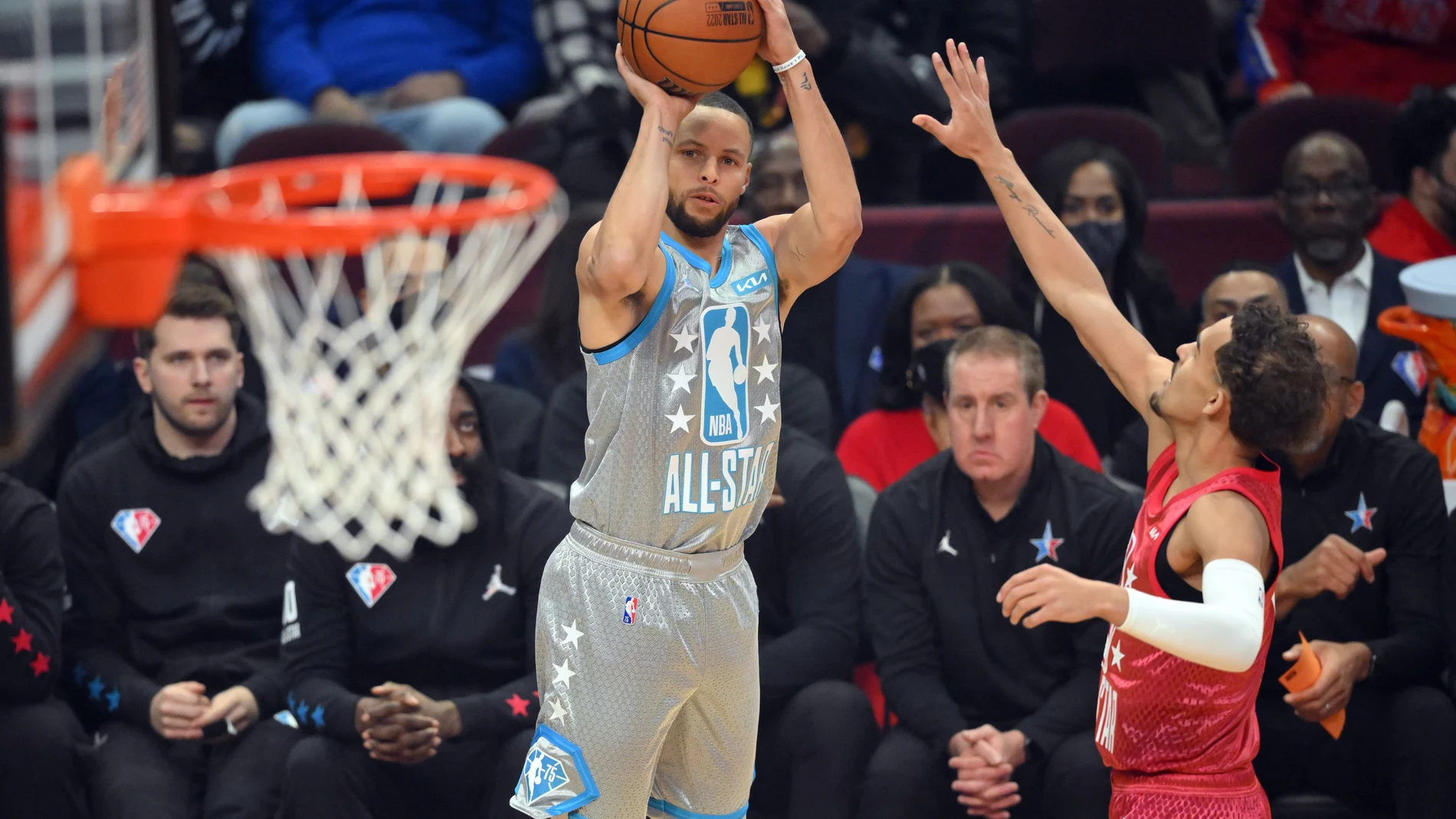 Curry lanza uno de los 16 triples que anotó en el All-Star de la NBA