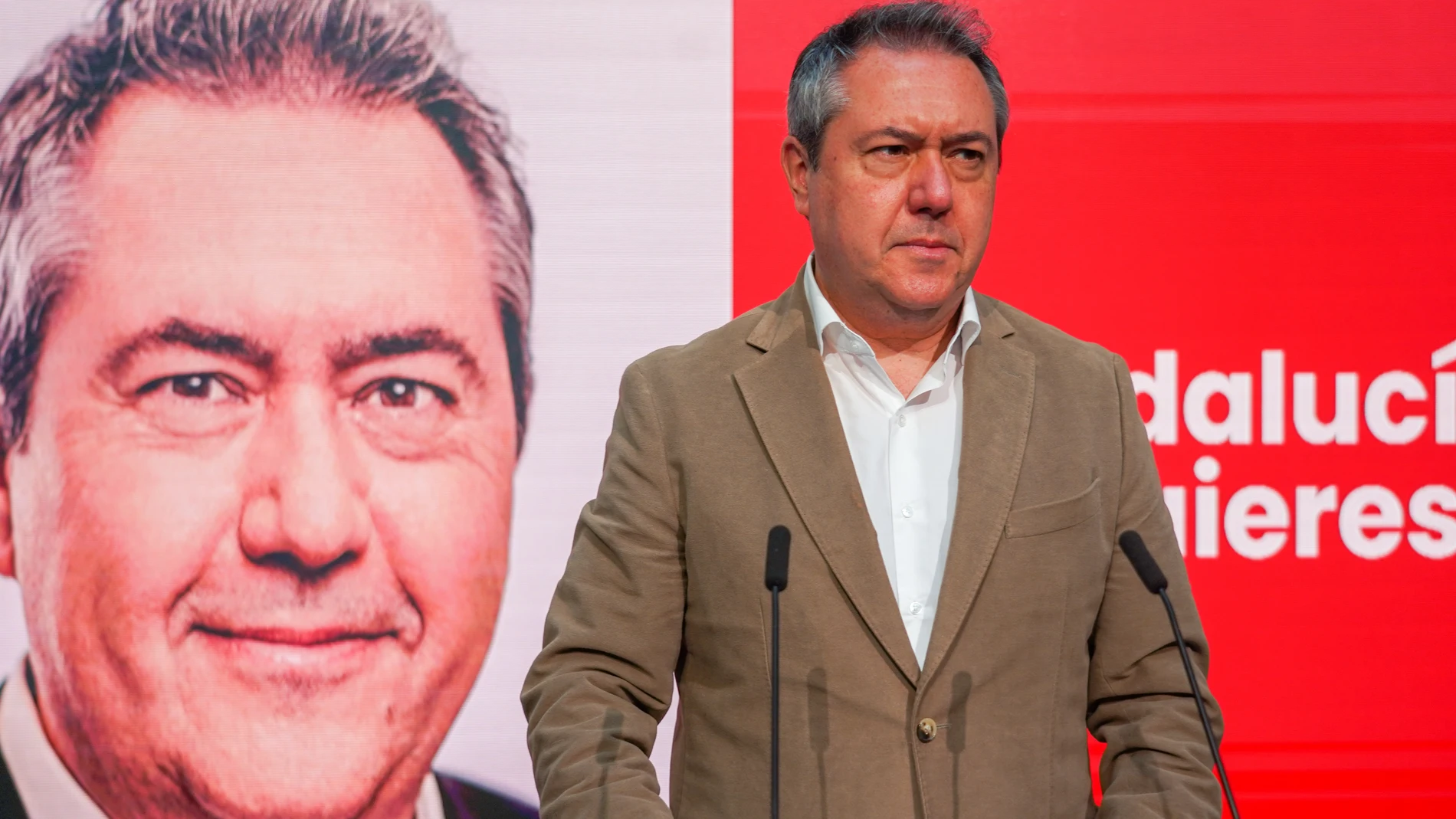 Juan Espadas, ante la imagen de la campaña publicitaria del PSOE andaluz