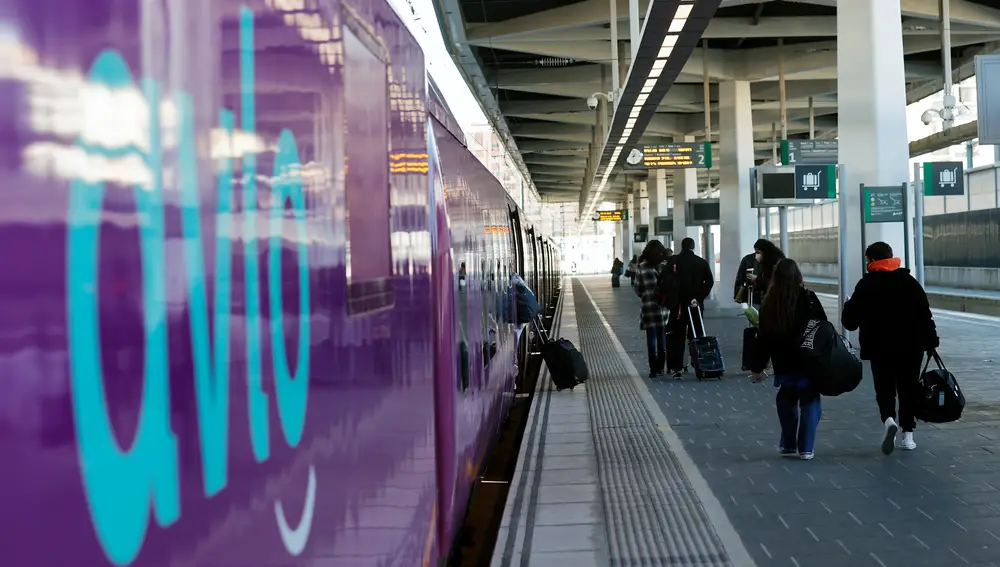 Varios pasajeros se suben tren Avlo en la estación Joaquín Sorolla de Valencia