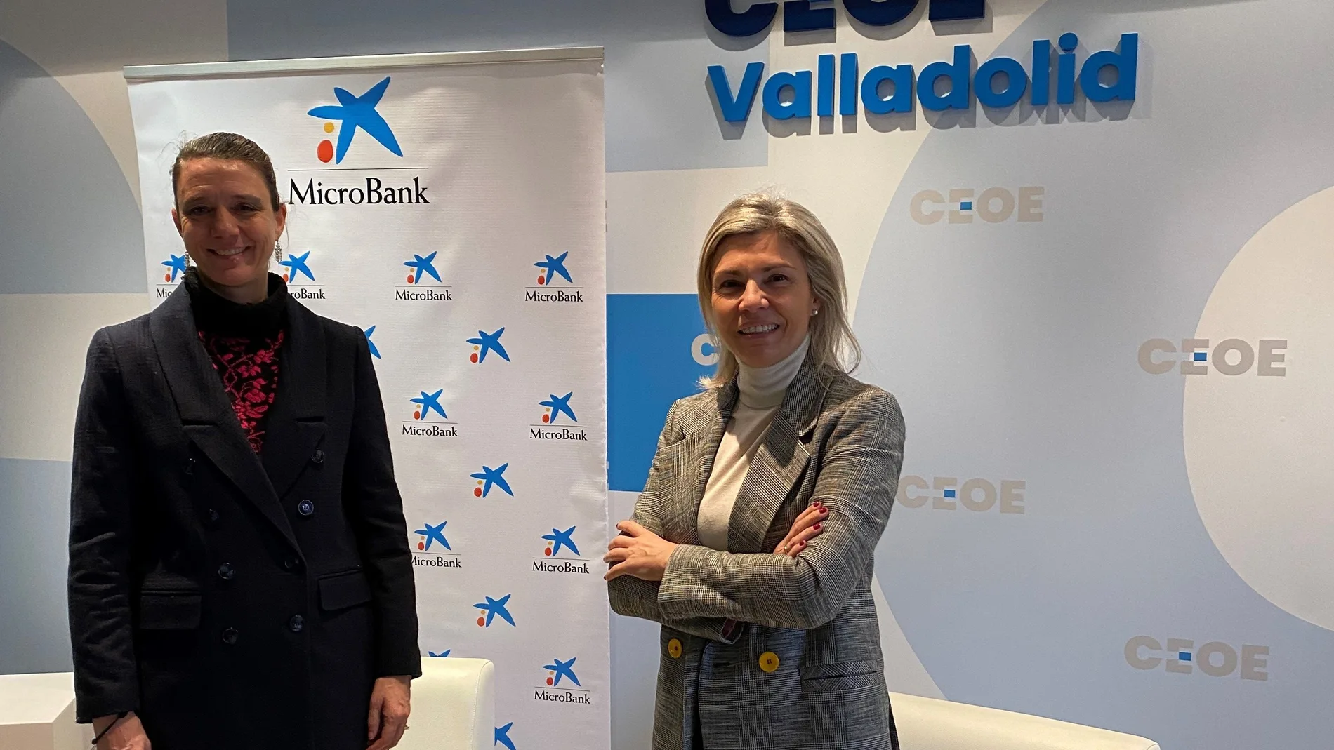 La presidenta de CEOE Valladolid, Ángela de Miguel Sanz; y la directora territorial de CaixaBank en Castilla y León, Belén Martín Sanz, suscriben el acuerdo